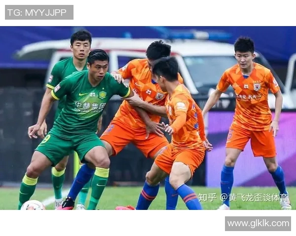 国安鲁能激战回顾比赛精彩瞬间与争议判罚分析